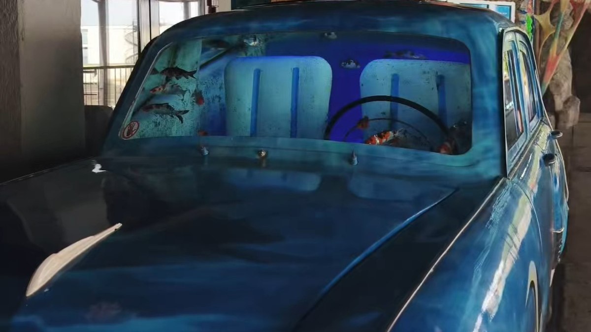 Carro é transformado em aquário na Crimeia Carro é transformado em aquário na Crimeia