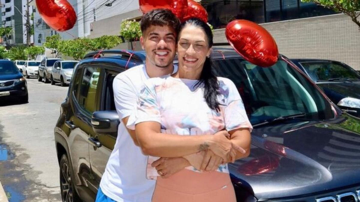 Influenciador comemorou a data ao lado da mãe com um carro