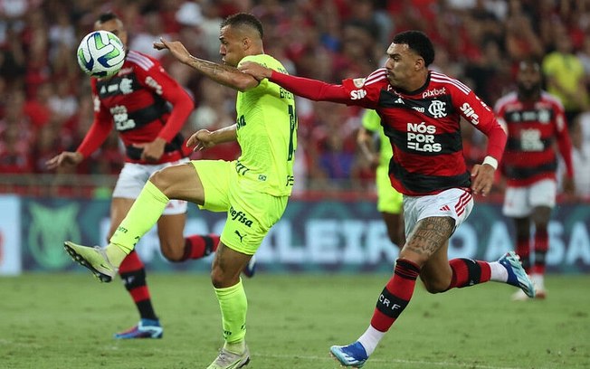 Lateral do Flamengo usa tempo livre para realizar estudos sobre tática