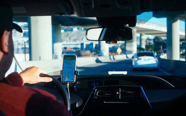 Uber e 99 darão aumento para motoristas após nova alta da gasolina