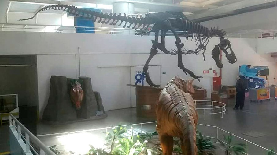 Réplica do T-Rex de 12 metros de comprimento exposto na Sabina Escola Parque do Conhecimento