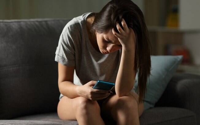 Algumas mulheres tem vídeos ou fotos íntimas vazadas na internet, o que pode causar danos psicológicos e sociais