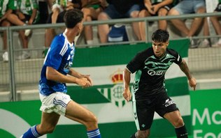 Ex-Flamengo leva soco de colega de time em briga generalizada