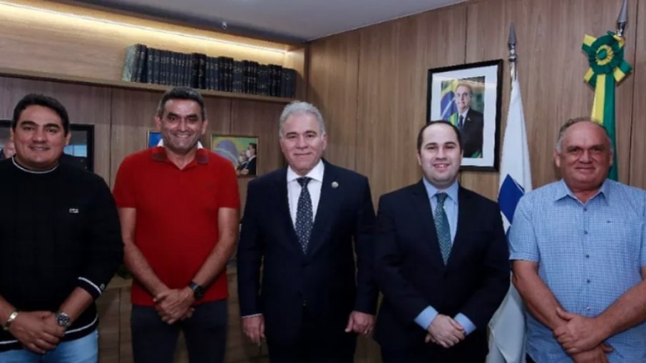 Ministro da Saúde, Marcelo Queiroga, junto a seu filho e prefeitos 