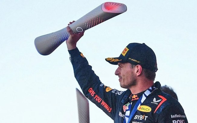 Verstappen se declara torcedor do Vasco em live pelas redes sociais Verstappen se declara torcedor do Vasco em live pelas redes sociais