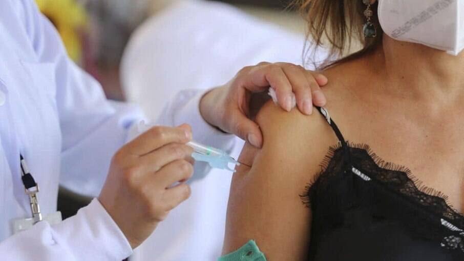 Cidade de SP vacinará todos os adultos até o início de agosto, diz secretário