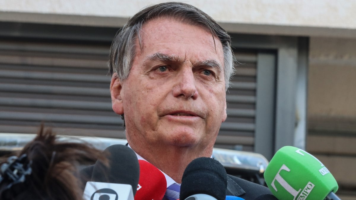 Apesar de investigações, Bolsonaro diz que não está preocupado