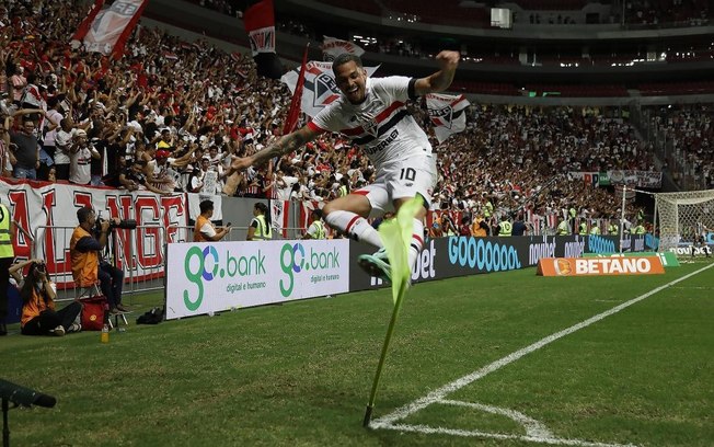 São Paulo vence por 3 a 0 e Luciano encerra jejum de gols