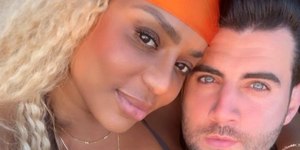 Cariúcha posa com suposto namorado e recebe crítica: "É difícil"