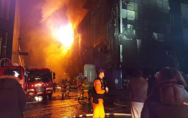 Pelo menos 18 pessoas morreram e 24 ficaram feridas nesta quinta-feira (21) durante um grave incêndio em cidade sul-coreana