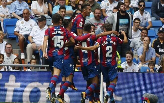 Jogadores do Levante comemoram gol em cima do Real Madrid