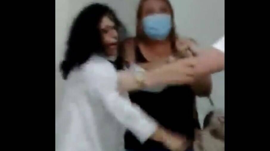 Imagens gravadas por acompanhante de idosa mostram momento em que médica deixa consultório e tenta agredir uma mulher