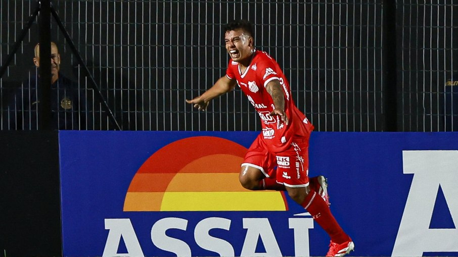 Vinicius Popó comemorando seu gol no Paulistão contra o MIrassol