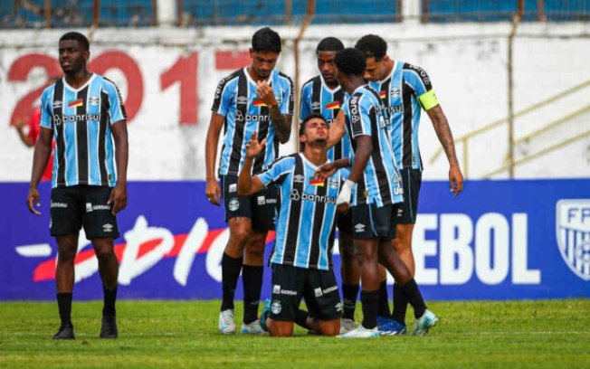 Jogadores do Grêmio comemoram gol da partida