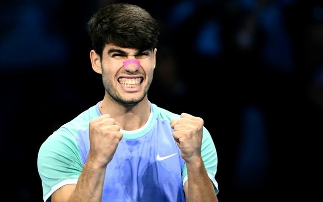 Carlos Alcaraz comemora a vitória sobre Andrey Rublev nesta quarta-feira, no ATP Finals