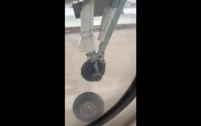 Passageiro gravou momento exato em que pneu do avião se soltou