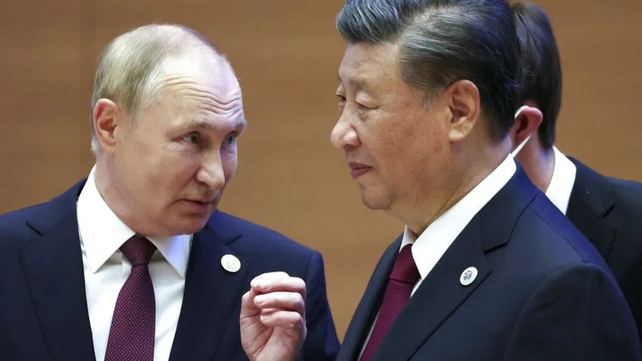 Os líderes da Rússia, Vladimir Putin, e da China, Xi Jinping, conversam durante cúpula de líderes regionais no Uzbequistão, em 15 de setembro de 2022
