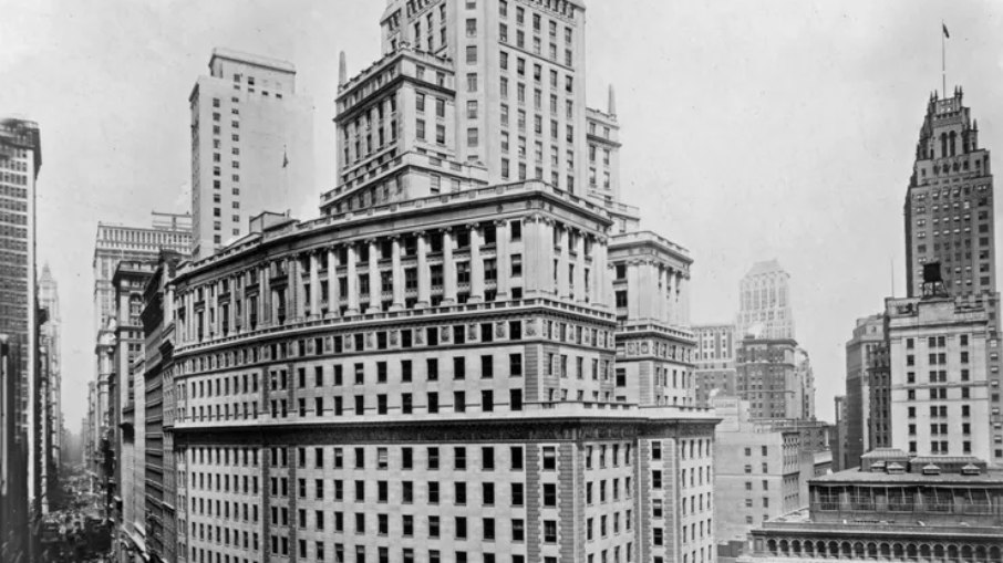 Edifício da Standard Oil — O antigo Standard Oil Building, em Lower Manhattan, Nova York, foi construído entre 1921 e 1928 sobre uma estrutura original de 1884–1885; projetado por Thomas Hastings. Foi a sede do Standard Oil Trust e de suas empresas sucessoras até 1956. 