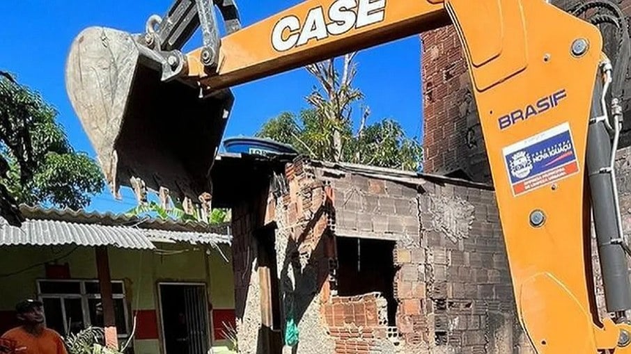 Casa incendiada na Baixada Fluminense foi demolida pela Defesa Civil
