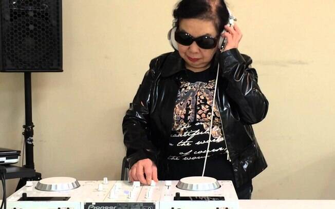 Perto dos 70 anos, Sumiko descobriu que sua felicidade estava nas pick-ups, então fez cursos e se tornou a DJ Sumirock
