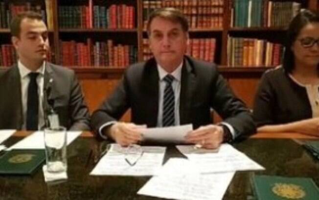 Presidente Jair Bolsonaro em sua live semanal no Facebook Presidente Jair Bolsonaro em sua live semanal no Facebook