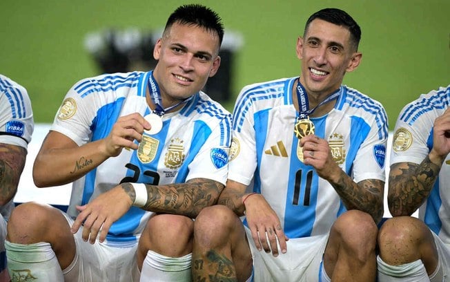 Lautaro Martínez e Ángel Di María mostram medalha de campeão da Copa América