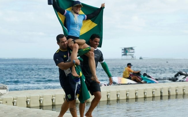 A brasileira Tatiana Weston-Webb é carregada após levar a prata na final da medalha de ouro do surfe feminino, nos Jogos Olímpicos de Paris-2024, em Teahupo'o, na ilha polinésia francesa do Taiti, em 5 de agosto de 2024.