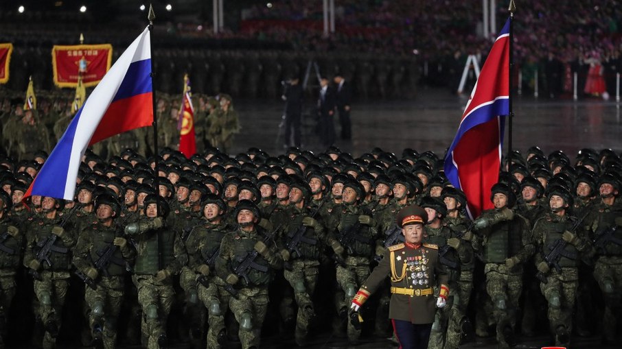 Desfile em comemoração aos 80 anos do Partido dos Trabalhadores da Coreia do Norte.