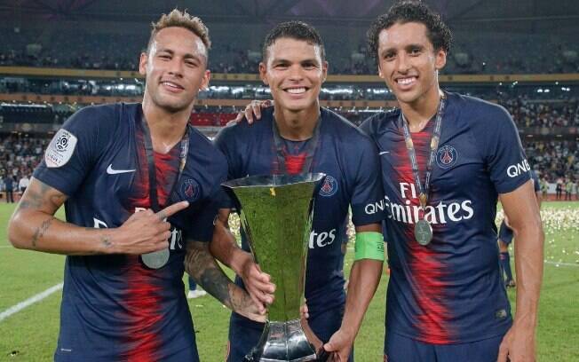 Neymar, Thiago Silva e Marquinhos com o troféu da Supercopa da França