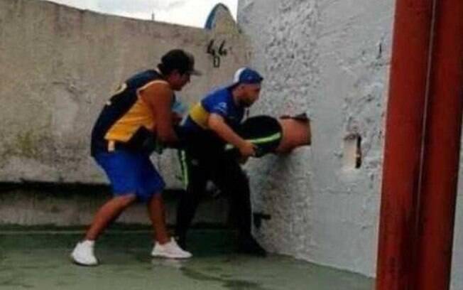 Torcedor do Boca Juniors fica entalado em uma parede da Bombonera e recebeu ajuda de outros fãs