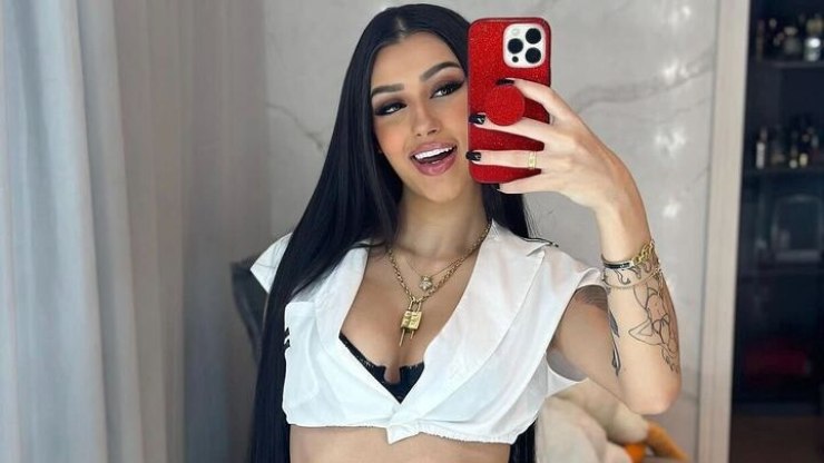 Bia Miranda anuncia gravidez de gêmeos e revela aborto espontâneo de um dos bebês