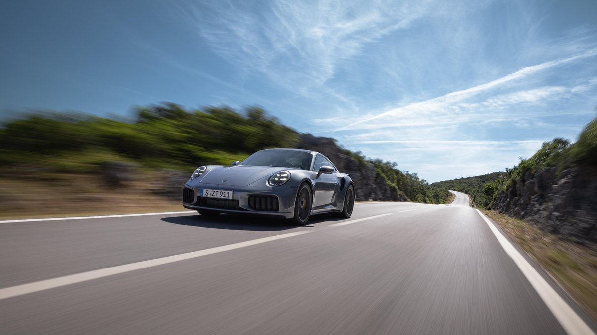 Porsche lança 911 Turbo S híbrido e promete aceleração recorde
