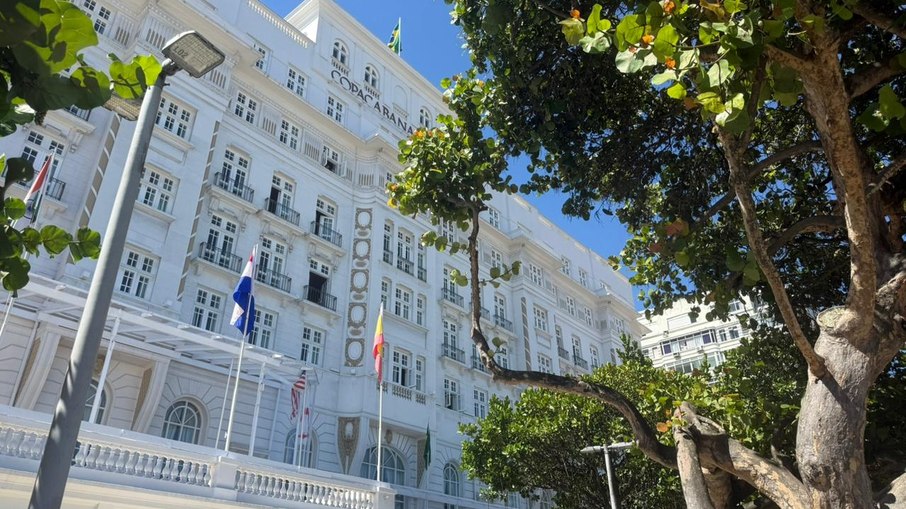 Em frente ao Copacabana Palace, o clima é de expectativa. É daqui que pode sair mais um capítulo histórico dos megashows gratuitos em Copacabana, reunindo milhões de pessoas à beira-mar