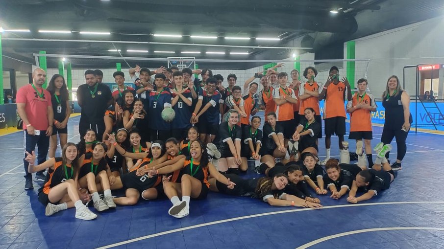 Atletas com idade entre 14 e 16 anos estiveram no Espaço Pro Magno para a inauguração do ginásio com jogos de basquetebol masculino, além de voleibol masculino e feminino. Atletas com idade entre 14 e 16 anos estiveram no Espaço Pro Magno para a inauguração do ginásio com jogos de basquetebol masculino, além de voleibol masculino e feminino.