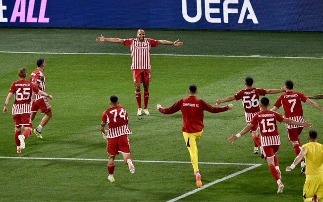 Olympiakos bate Fiorentina com gol no final da prorrogação, faz história e conquista a Liga Conferência