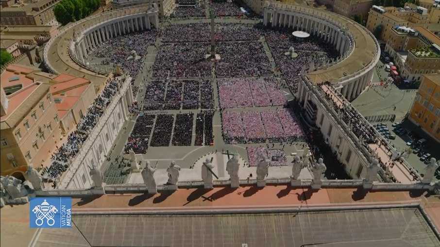 Mais de 200 mil pessoas acompanharam os ritos do funeral na Praça de São Pedro, no Vaticano Mais de 200 mil pessoas acompanharam os ritos do funeral na Praça de São Pedro, no Vaticano
