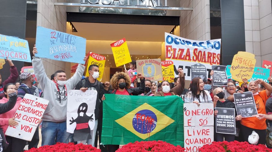 Membros do MST protestaram contra a fome em shopping de luxo de São Paulo