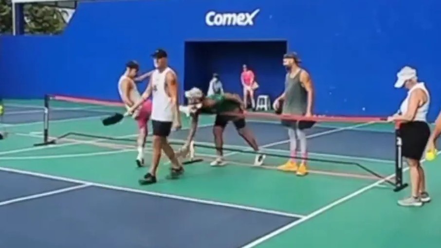 Jogador de Pickleball se irrita e acerta chute brutal na cabeça de adversário