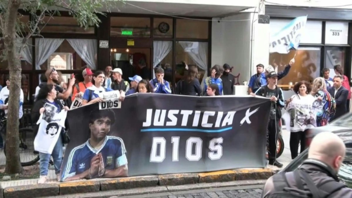 Julgamento de médicos acusados pela morte de Maradona é anulado Julgamento de médicos acusados pela morte de Maradona é anulado