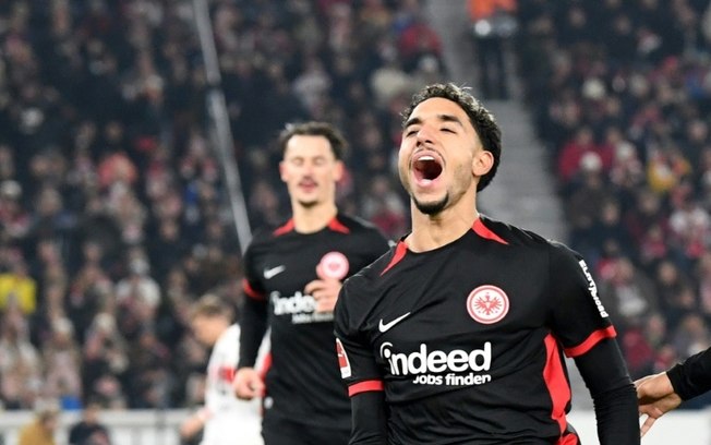 Omar Marmoush comemora após marcar na vitória do Eintracht Frankfurt sobre o Stuttgart por 3 a 2 neste domingo, pelo Campeonato Alemão