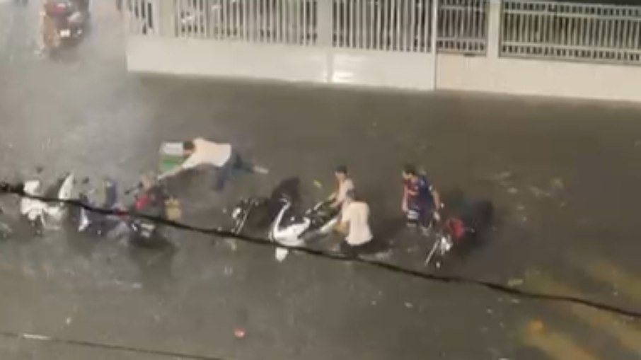 Motocicletas de alunos e funcionários ficaram embaixo d'água Motocicletas de alunos e funcionários ficaram embaixo d'água