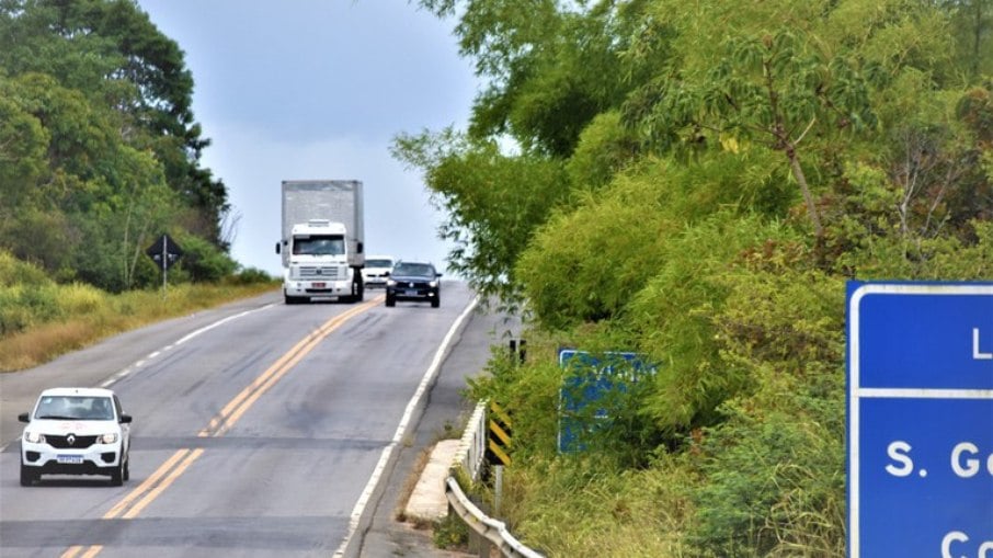 Nessa imagem, o motorista realiza uma ultrapassagem proibida, sinalizada pela linha dupla contínua