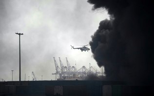 Ao menos 5 mortos e mais de 500 feridos em 'grande explosão' em importante porto iraniano