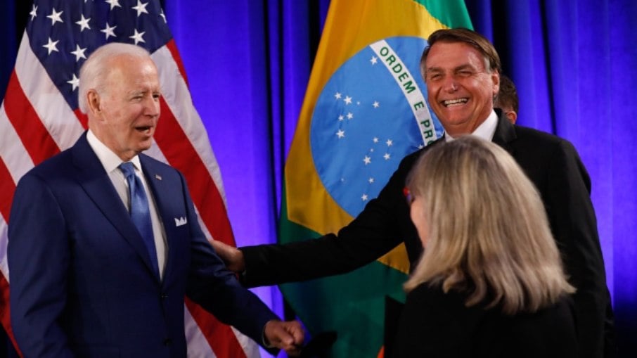 O presidente Jair Bolsonaro, acompanhado do ministro Carlos França, reuniu-se hoje com o presidente dos EUA, Joe Biden, à margem da IX Cúpula das Américas, em Los Angeles.