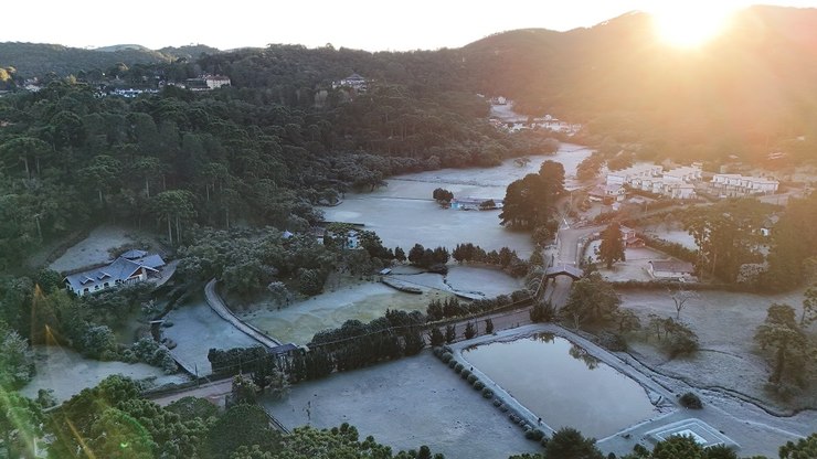 Geada%20no%20sul%20de%20Minas%3A%20veja%20as%20imagens%20impressionantes