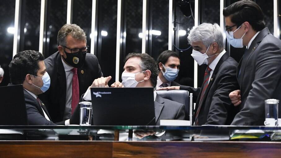 Presidente do Senado Rodrigo Pacheco em conversa com senadores