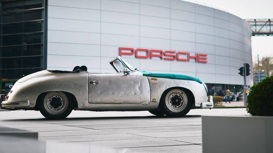 Porsche 356 roadster percorreu 2.500 km, passado por cidades como paris, Bruxelas e Essen