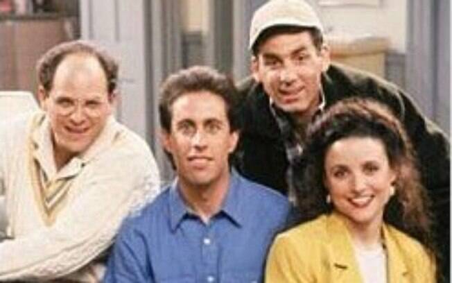 Na série de 1998, Jerry Seinfeld (personagem homônimo ao humorista) é um comediante que vive em Nova York e recebe regularmente as visitas dos amigos George, Elaine e Kramer, um quarteto que vive dias recheados de humor