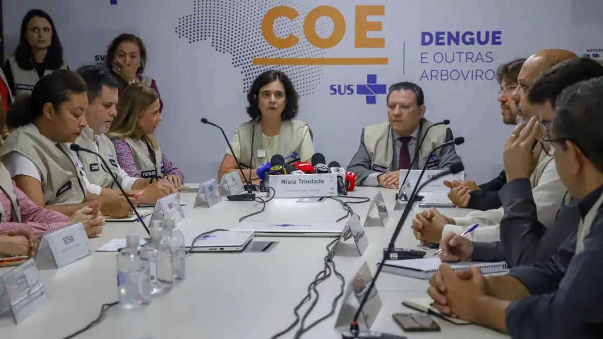 Nísia Trindade durante pronunciamento na inauguração do COE