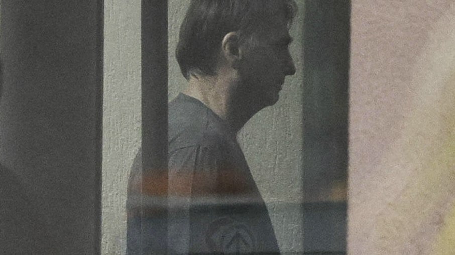 O ex-presidente Jair Bolsonaro, na saída da sede da PF, neste domingo (23) O ex-presidente Jair Bolsonaro, na saída da sede da PF, neste domingo (23)